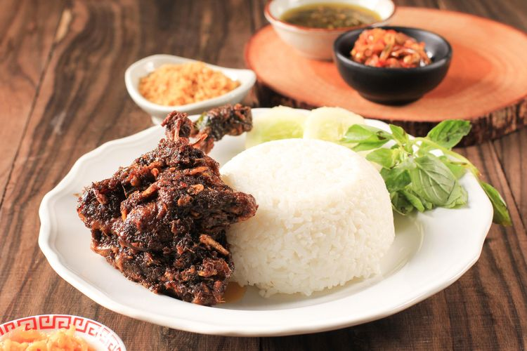 Kelezatan Bebek Goreng Bumbu Hitam Madura Pedas Gurih