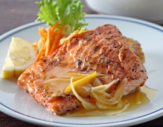 review-salmon-steak-panggang-dengan-saus-lemon