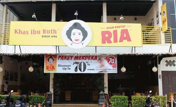 Nikmati Spesial Ayam Penyet Ria di Tengah Kota Medan