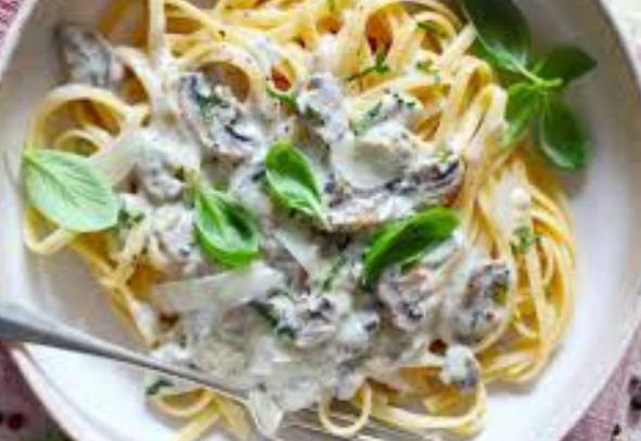 Review Makanan Fettuccine Alfredo yang Cream dan Lezat