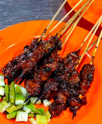 Review Sate Babi dengan Aroma Bakar Menggoda